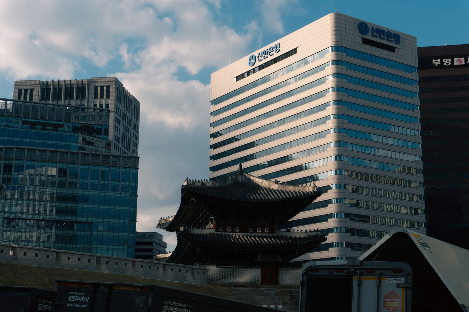 Zakendistrict in Seoul, moderne kantoortorens naast een traditionele poort