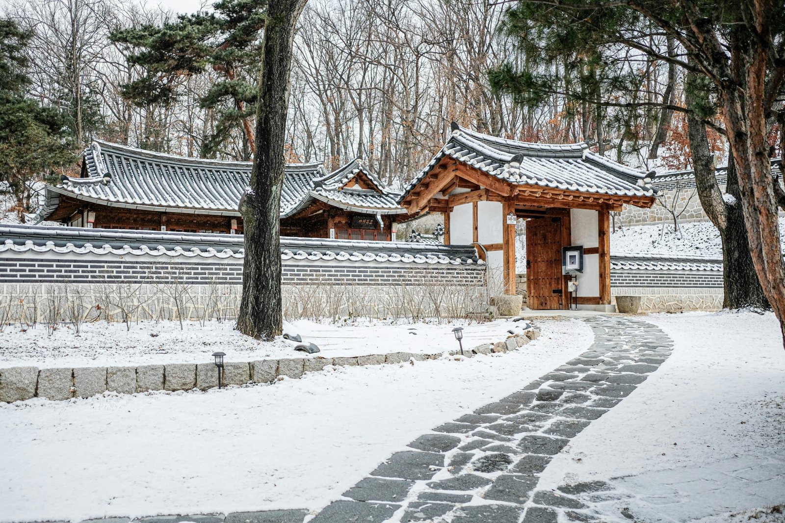 Traditionele hanok onder een laagje sneeuw