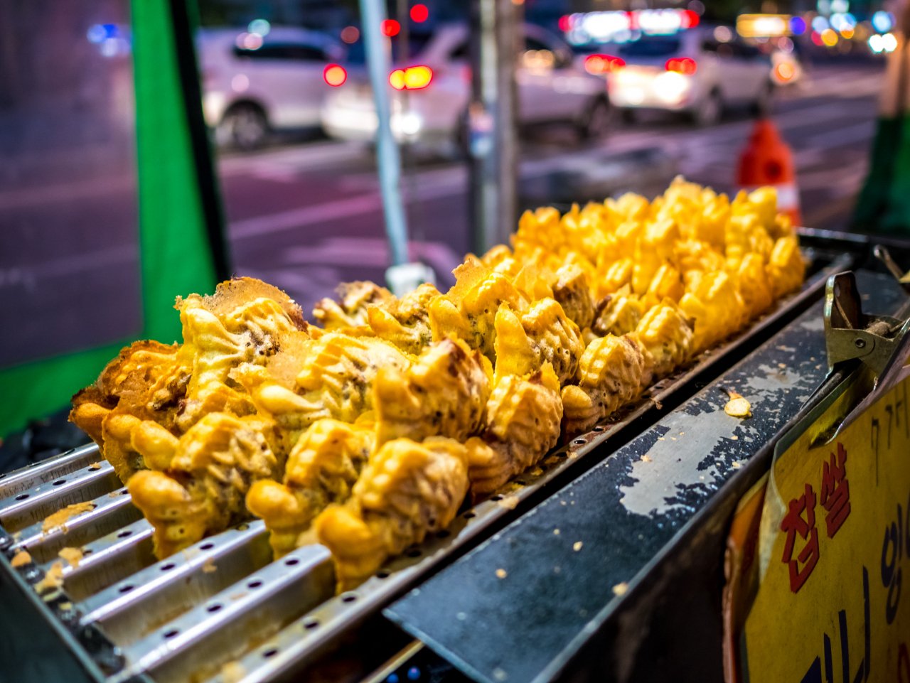 Warme gebakken hapjes op een straatkraam in Seoul in de avond
